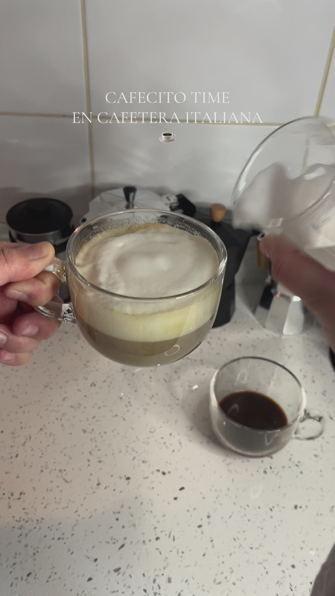 Cargar video: ¿Te encanta el café? 🌟 En nuestro último artículo del blog, te enseñamos cómo preparar un delicioso café con leche en casa. Sigue estos sencillos pasos y conviértete en un experto barista:  🔹 Paso 1: Elige tu café favorito y muele los granos justo antes de prepararlo para obtener el mejor sabor. 🌱 🔹 Paso 2: Utiliza una cafetera italiana para hacer un espresso fuerte y aromático. Puedes encontrar nuestra cafetera en nuestra página web. 🇮🇹✨ 🔹 Paso 3: Calienta la leche a la temperatura ideal y utiliza un espumador para crear una espuma suave y cremosa. 🥛 🔹 Paso 4: Vierte el espresso en tu taza y añade la leche espumada lentamente, mezclando suavemente para obtener una textura perfecta. 💫  ¡Listo! Ahora puedes disfrutar de un café con leche delicioso y hecho en casa. No te pierdas nuestros consejos y trucos en el blog para mejorar aún más tu técnica. 🎉📚